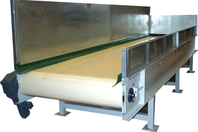 Convoyeur à bande textile et rive haute