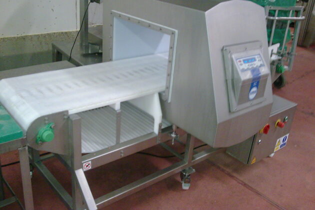 Convoyeur rouleaux bacs avec remplissage automatique