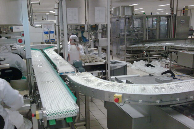 Convoyeur courbe à bande modulaire, conçu pour répondre aux besoins de gestion de l'accumulation de produits tels que des cartons et des bacs, tout en s’adaptant aux spécificités de l’environnement industriel du client.