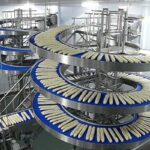 Convoyeur hélicoïdale à bande modulaire, conçu pour répondre aux besoins de gestion de l'accumulation de produits tels que des cartons et des bacs, tout en s’adaptant aux spécificités de l’environnement industriel du client.