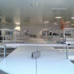 Table de travail ergonomique et convoyeur distributeur