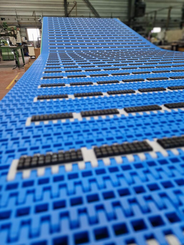 Comment choisir la bande idéale pour votre convoyeur industriel ?