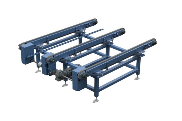 Convoyeur à chaînes à trois brins synchronisés par arbre de transmission commun, avec rail de guidage